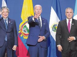 El presidente de Ecuador, Guillermo Lasso; el presidente de EU, Joe Biden y el presidente de Colombia, Iván Duque, durante el evento de clausura de la Cumbre de las Américas. AP