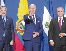 El presidente de Ecuador, Guillermo Lasso; el presidente de EU, Joe Biden y el presidente de Colombia, Iván Duque, durante el evento de clausura de la Cumbre de las Américas. AP