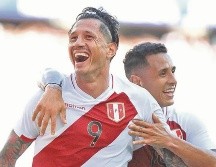 Gianluca Lapadula (izq.) es el principal atacante de la Selección de Perú. TWITTER/@g_lapadula