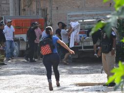 Elementos del Ejército Mexicano y Policías Municipales resguardan la zona donde personas fueron asesinadas por grupos armados en la localidad de Petaquillas, municipio de Chilpancingo en Guerrero. EFE/ J. de la Cruz