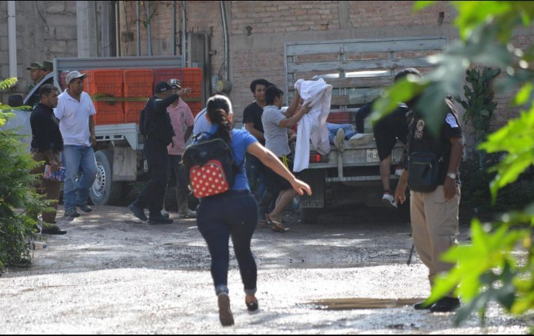 Elementos del Ejército Mexicano y Policías Municipales resguardan la zona donde personas fueron asesinadas por grupos armados en la localidad de Petaquillas, municipio de Chilpancingo en Guerrero. EFE/ J. de la Cruz