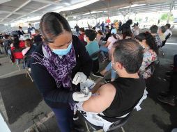 Decenas de personas acuden a aplicarse la vacuna anticovid como medida preventiva. SUN