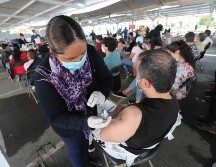 Decenas de personas acuden a aplicarse la vacuna anticovid como medida preventiva. SUN
