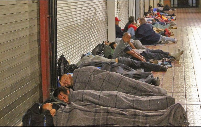 Aunque el Ayuntamiento les ofrece dormir en albergues, muchos se resisten y se quedan en la vía pública. En la imagen, los portales de la calle Independencia, a un lado de la rotonda de los Jaliscienses Ilustres. EL INFORMADOR/A. Camacho