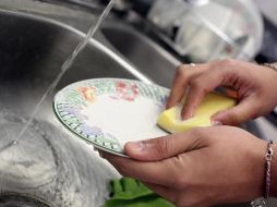 La combinación de cloro y jabón de trastes resulta inútil, puesto que pierden su efectividad al entrar en contacto. EL INFORMADOR / ARCHIVO