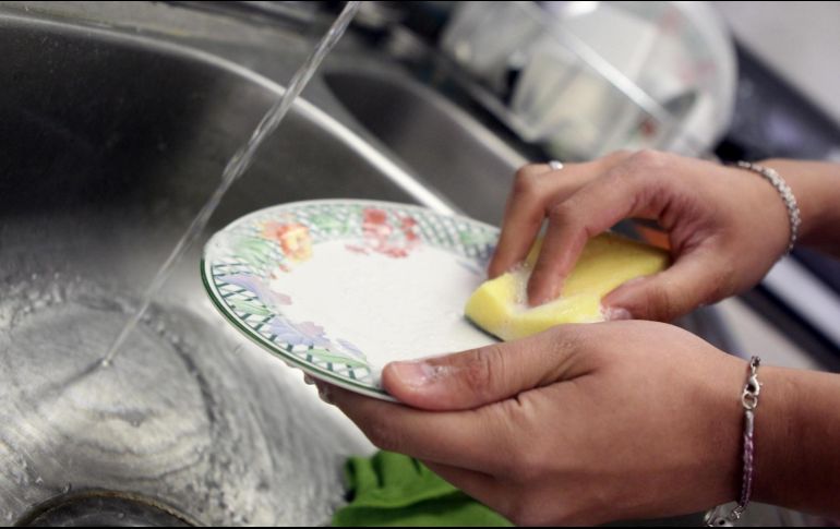 La combinación de cloro y jabón de trastes resulta inútil, puesto que pierden su efectividad al entrar en contacto. EL INFORMADOR / ARCHIVO