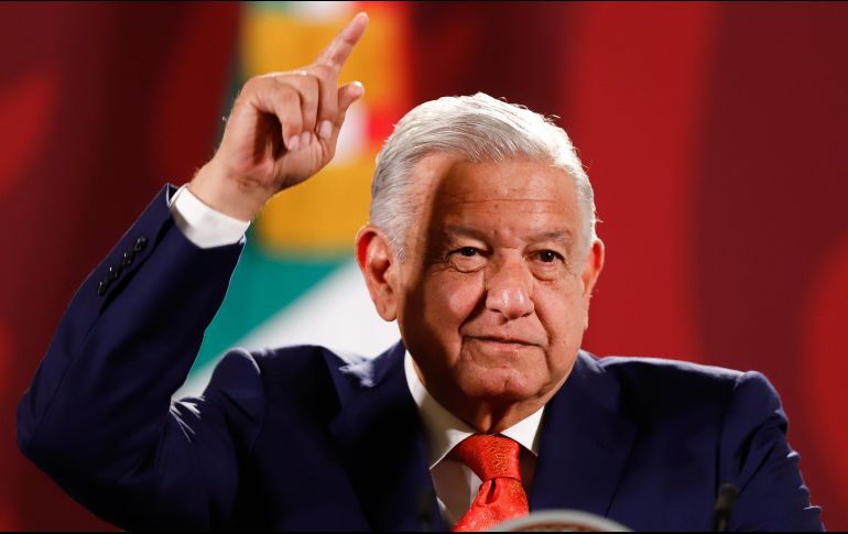 López Obrador destaca que se han invertido en lo que va de su administración 37 mil millones de pesos para la rehabilitación de las seis refinerías ya existentes. EFE / I. Esquivel