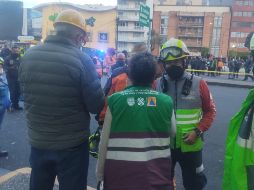 Bomberos comenzaron las tareas de remoción de escombros ante el daño que tuvo el cuarto piso del edificio. TWITTER/@SGIRPC_CDMX