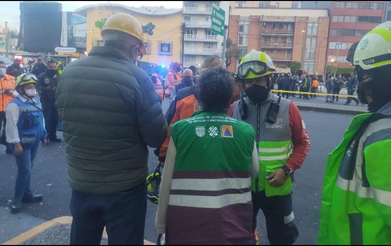 Bomberos comenzaron las tareas de remoción de escombros ante el daño que tuvo el cuarto piso del edificio. TWITTER/@SGIRPC_CDMX