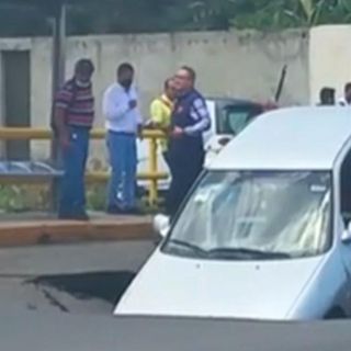 Michoacán: Se abre socavón en plena avenida de Morelia y cae un auto en él (VIDEO)