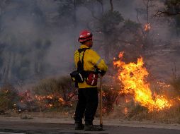 El fuego inició en medio de las olas de calor extremo que azotan a partes de California. AFP/R. Chiu