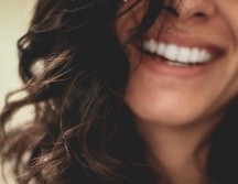 Conoce los alimentos que pueden detonar la sensibilidad dental. ESPECIAL/Photo by Lesly Juarez on Unsplash.