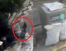 Policías captaron a mujer tirando basura y escombro en la vía pública en Guadalajara. ESPECIAL