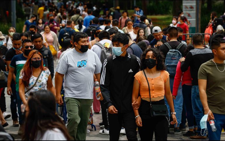 Cientos de personas pasean por el Centro Histórico de la Ciudad de México protegidas con cubrebocas. SUN/D. Sánchez