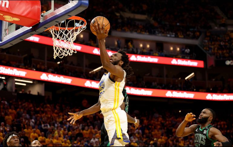 Andrew Wiggins tomó la batuta de los Warriors, al firmar un doble-doble de 26 puntos y 13 rebotes en una noche en la que Steph Curry estuvo errático. AFP/E. Shaw