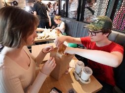 Personas comen en un antiguo restaurante McDonald’s durante su reapertura bajo una nueva marca Vkusno I Tochka, “Delicioso. Punto” en Moscú. EL INFORMADOR/ AFP