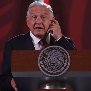 Estorban, si no van a legislar, que no cobren: López Obrador
