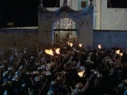 Una muchedumbre enardecida en la película 