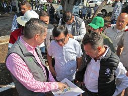 Pablo Lemus Navarro, instruyó a personal de obras públicas a derribar la barda que dijo fue construida sin los permisos. EL INFORMADOR/A. CAMACHO