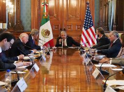 El Presidente Andrés Manuel López Obrador (c) y el enviado especial presidencial para el Clima de la Casa Blanca, John Kerry (i), durante una reunión de trabajo en Palacio Nacional. EFE/Presidencia de México