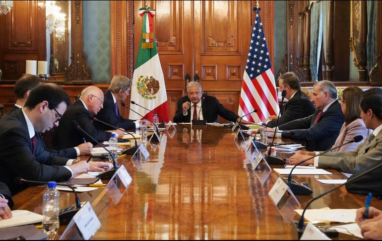El Presidente Andrés Manuel López Obrador (c) y el enviado especial presidencial para el Clima de la Casa Blanca, John Kerry (i), durante una reunión de trabajo en Palacio Nacional. EFE/Presidencia de México