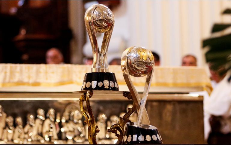 Trofeo de la Liga MX y del Campeón de Campeones que ganó Atlas al finalizar el torneo Clausura 2022. IMAGO/F. Meza