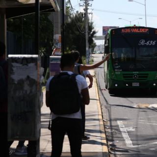 Universitarios usan transporte público para sus traslados