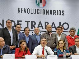 Alejandro Moreno, presidente del PRI (centro),  tras la reunión con ex presidentes del tricolor. EL UNIVERSAL