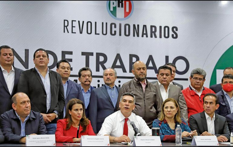 Alejandro Moreno, presidente del PRI (centro),  tras la reunión con ex presidentes del tricolor. EL UNIVERSAL