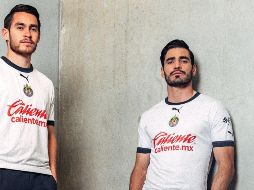Esta playera será en color blanco, y cuenta con diseños tenues que están inspirados en la arquitectura de la Catedral de Guadalajara. ESPECIAL / Chivas