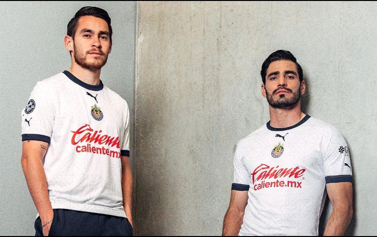 Esta playera será en color blanco, y cuenta con diseños tenues que están inspirados en la arquitectura de la Catedral de Guadalajara. ESPECIAL / Chivas