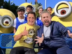 Steve Carell y Chicharito en el promocional. YOUTUBE/@Buzz