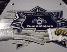 Al sujeto le aseguran cerca de 28 credenciales del INE de diferentes personas, así como 10 cartuchos de arma larga aparentemente calibre .223 y 40 gramos de presunto 