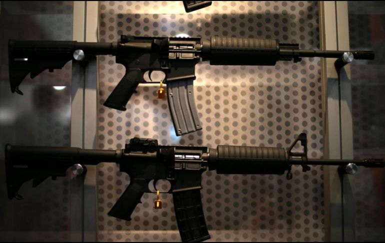 Don Beyer presentó su propuesta como una medida para evitar que se adquieran fácilmente este tipo de armas. AFP/ARCHIVO