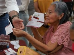 El apoyo a los adultos mayores de 65 años en adelante es de 3 mil 850 pesos bimestrales. ESPECIAL/Gobierno de México
