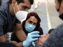 Personal sanitario toma muestras para detectar el COVID-19 en Tijuana. AFP/G. Arias