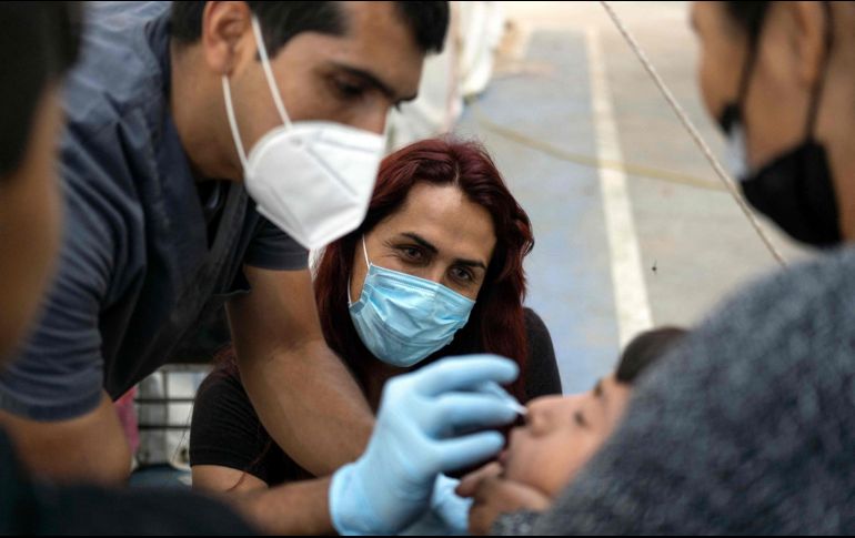 Personal sanitario toma muestras para detectar el COVID-19 en Tijuana. AFP/G. Arias