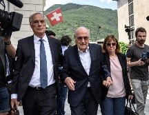 Josep Blatter (centro) niega haber cometido crimen alguno. AFP/F. Coffrini