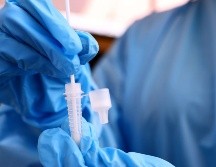 Los casos de coronavirus siguieron cayendo, con unos 3.2 millones de casos nuevos reportados la semana pasada, lo que amplió una tendencia a la baja desde el pico de enero. AFP / ARCHIVO