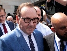 Kevin Spacey asistió este jueves al tribunal en Londres, donde lo acusaron de cuatro delitos sexuales. EFE / N. Hall
