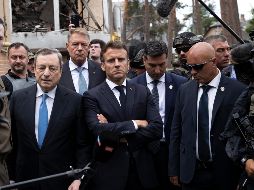 El primer ministro italiano Mario Draghi, el presidente rumano Klaus Iohannis, el presidente francés Emmanuel Macron y el canciller alemán, Olaf Scholz, visitan un barrio destruido en Irpin. EFE/ O. Barría