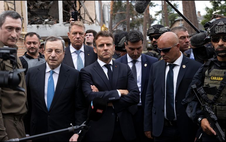 El primer ministro italiano Mario Draghi, el presidente rumano Klaus Iohannis, el presidente francés Emmanuel Macron y el canciller alemán, Olaf Scholz, visitan un barrio destruido en Irpin. EFE/ O. Barría
