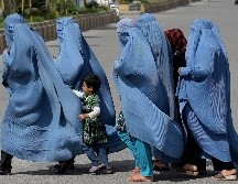 Tras su regreso al poder en agosto, el grupo talibán emitió una orden para que las mujeres cubran completamente su cuerpo y su rostro en público. AFP / ARCHIVO
