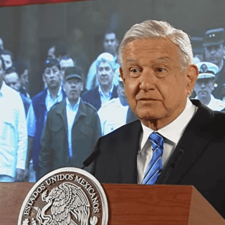 López Obrador critica con foto "guerra contra el narco" de Calderón