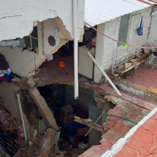 Seguridad en Jalisco: Familia corre y se salva antes de que colapsara su casa en colonia Artesanos