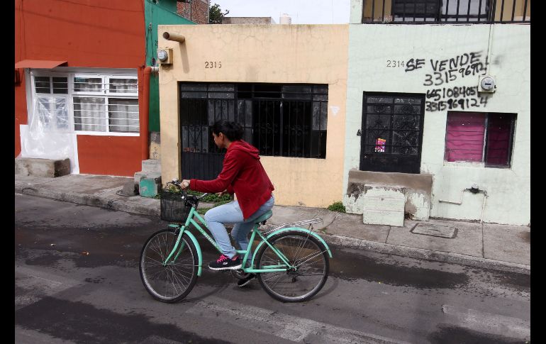 A lo largo de la Calle 14, al lado del Parque de la Liberación, las casas se cubren con bardas, pisos altos y costales desde antes de que comience el temporal. EL INFORMADOR/A. Camacho