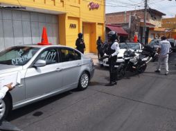 Autoridades clausuraron tres establecimientos por usar la vía pública para vender sus autos. ESPECIAL/Ayuntamiento de Guadalajara