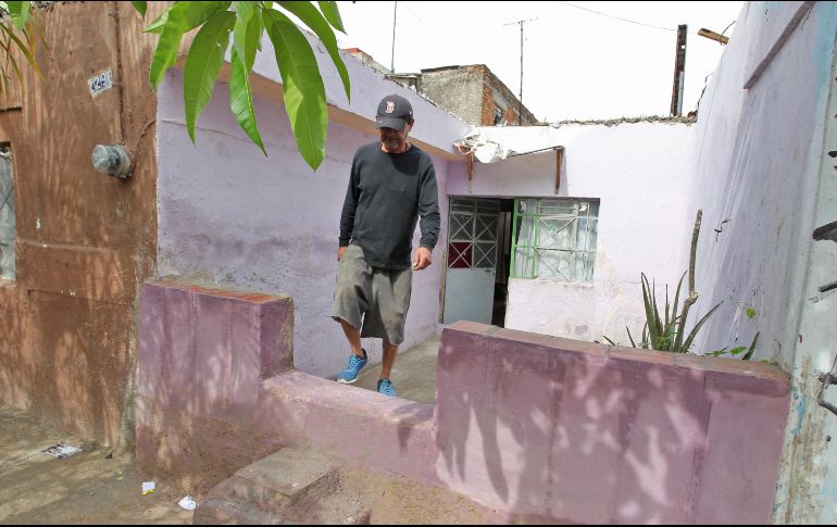 Guillermo Lemus levantó sus bardas un metro para evitar que vuelva a entrar el agua a su hogar. EL INFORMADOR/A. Camacho