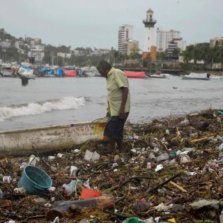 Huracán "Blas" se aleja de Jalisco, pero dejará más lluvias