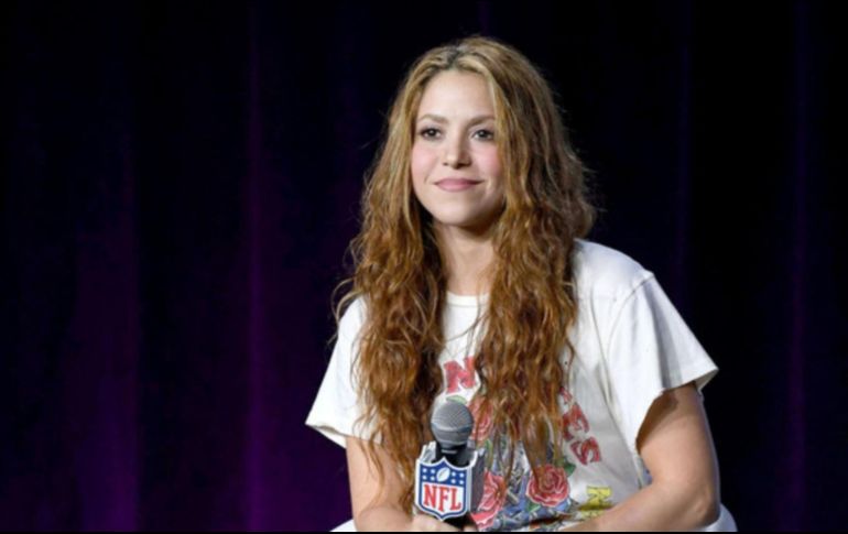 Shakira no ha querido hablar de la supuesta infidelidad del jugador de Barcelona; por ahora se concentra en su familia. AFP/ARCHIVO